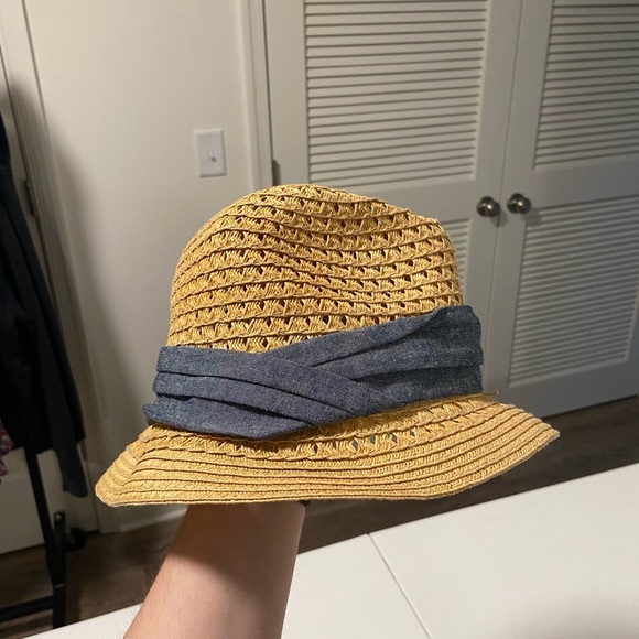 Accessories - NWOT |‎ small rounded straw hat with fabric